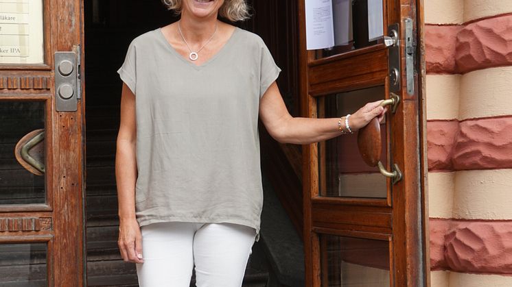 Susanne Lundkvist utanför en av Wilundias fastigheter i Vasastaden i centrala Göteborg. 