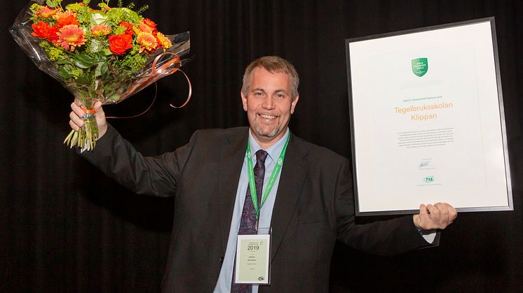Tegelbruksskolans biträdande rektor Johan Jönsson tar emot priset Årets Transportskola 2019. Foto: Evelina Carborn