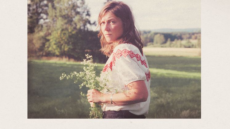 Hanna Enlöf från Good Harvest är tillbaka med sitt andra soloalbum “Solitude” den 28 april via Gamlestans Grammofonbolag. Nu är första singeln Brave For You här.