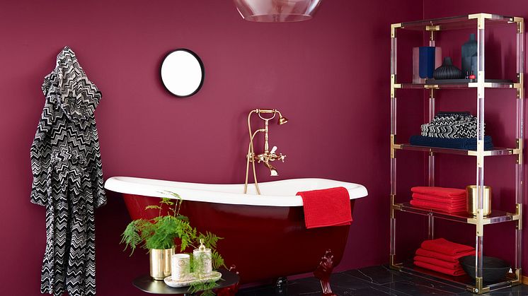 Badet er malt i fargen Cosmopolitan FR1194, som gir en dramastisk og luksuriøs start på dagen.