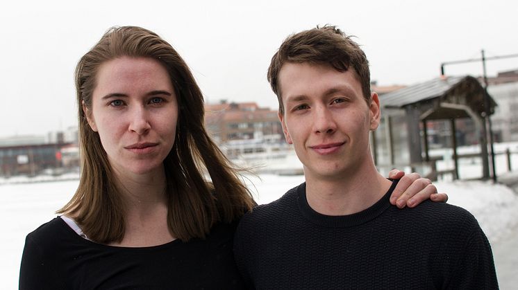 Två av studenterna i föreställningen