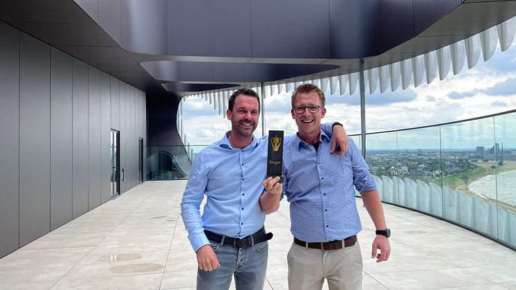 Michael Greb (links) und Marc Goedert vom Fassaden-Spezialist Ebener jubeln gemeinsam