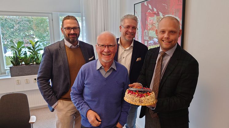 Staffan Tjönhammar (M), Anders Olander (C), Benjamin Råd Vaher (näringslivschef) och Bino Drummond (M) glädjer sig åt det de förbättrade siffrona.