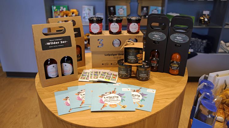 Tourist-Information Leipzig - Souvenirbereich mit regionalen Produkten