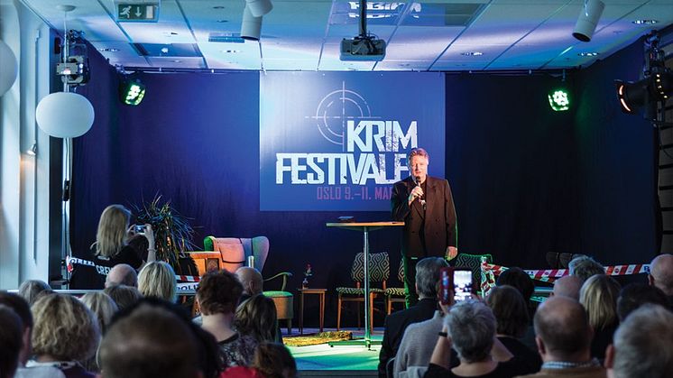 Festivalsjef Knut Gørvell, her avbildet under åpningen av årets festival, er allerede igang med å planlegge neste års krimfestival.