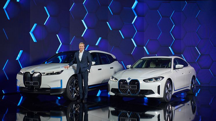 Oliver Zipse foran BMW iX og BMW i4