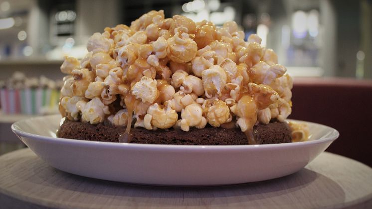 Kladdkaka med kolapopcorn 