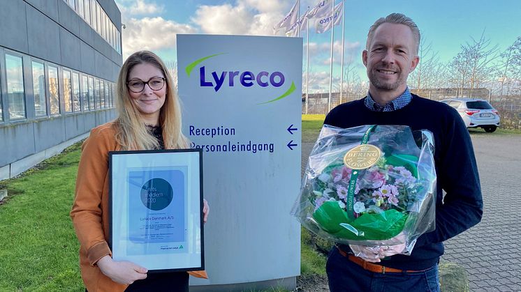 På billedet ses Gro Kardel, Quality and Sustainability Manager i Lyreco Scandinavia (tv.), og Dines Sirvent Graakjær, Corporate Sales Director i Lyreco Scandinavia (th.). Foto: Lyreco