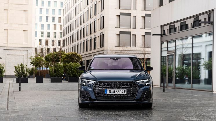 Audi A8 TFSI e (Plasmablå)