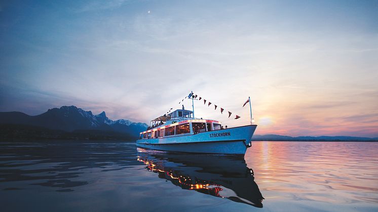 Die MS Stockhorn bei Sonnenuntergang auf dem Thunersee im Berner Oberland.  Copyright: BLS Schifffahrt