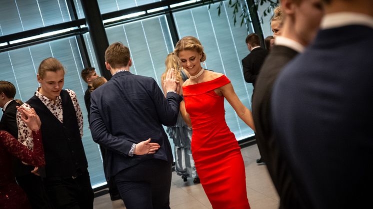 De kommende HTX studenter danser Les Lanciers