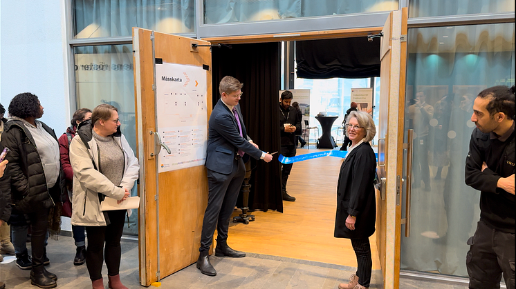 Adam Simonsson (L), ordförande i gymnasie- och arbetsmarknadsnämnden inviger rekryteringsmässan genom att klippa bandet. 