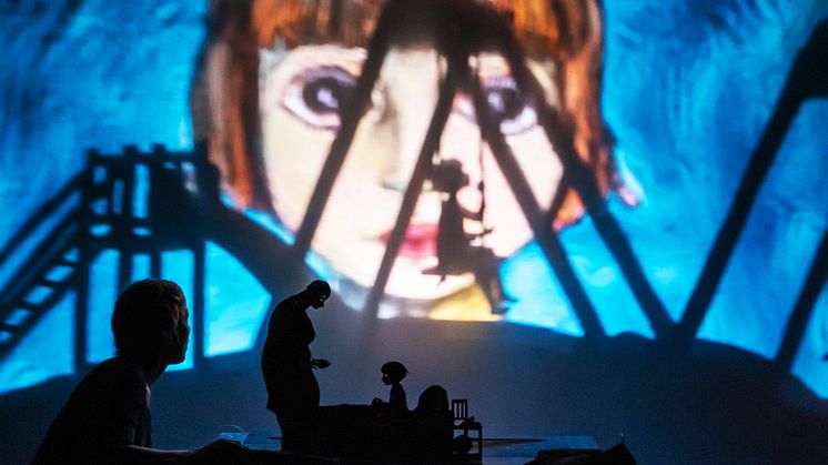 Dockteatern Tittuts tidigare skuggspelsföreställning ”Embla - en flicka mitt i kosmos”. Foto: Love Lannér.