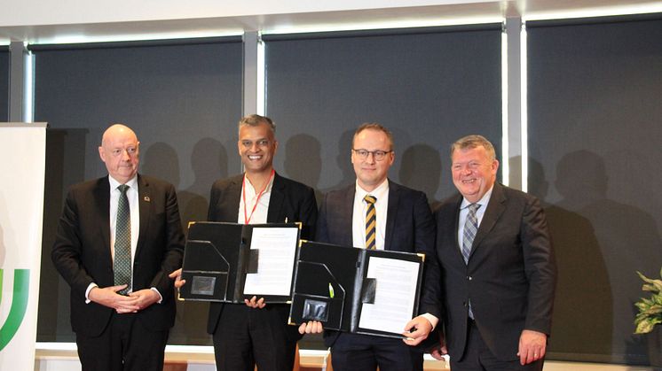 Fra højre: Udenrigsminister Lars Løkke Rasmussen, Lars Rosgaard EUSUSO, Deodatta Deshpande  og Ambassadør Freddy Svane efter underskrivningen var gjort. Foto: Gemidan Ecogi A/S