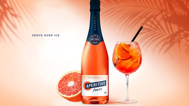 Sugen på en frisk sommardrink? Prova en ekologisk Aperitivo Spritz med mycket is. 