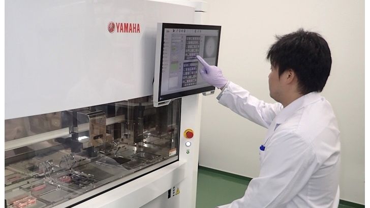 Utilizing Yamaha’s ultra-high speed and high-precision pick and place surface mounter technology, the CELL HANDLER™ features newly developed pick and place technology as well as image capture and processing technology adapted to handle smaller, more 