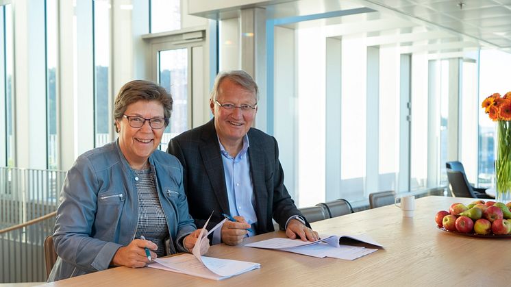 Turid Grotmoll, konsernsjef i SpareBank 1 Gruppen og Rune Bjerke, konsernsjef i DNB signerte i dag avtalen som skaper et av landets største forsikringsselskaper. 