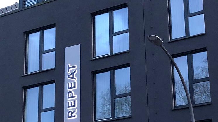 Neues Logo an der Fassade des &REPEAT Köln Airport