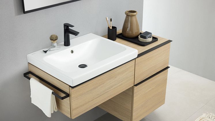 Geberit iCon-allas mattavalkoisena ja Option Square -peili mustilla kehyksillä