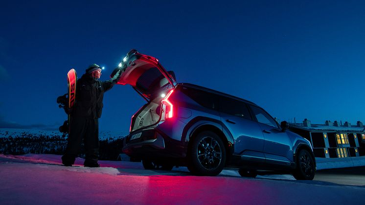 Snowboardproffset Sven Thorgren är ny ambassadör för Kia Sverige och kör en Kia EV9 GT Line. Foto Daniel Bernstål