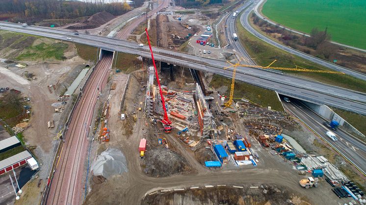 En ny motorvägsbro för trafikplats Alnarp byggs just nu intill E6. Bron kommer att lanseras i maj. Då stängs E6 under 18 dagar.  Bild: NCC/Trafikverket