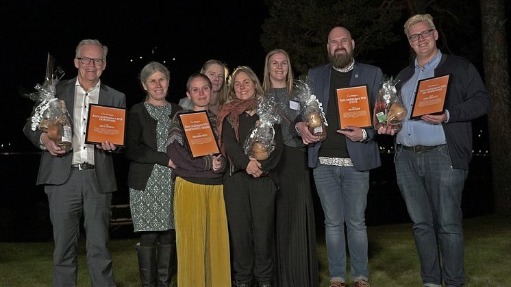 Vinnarna i Årets Landsbyggare Höga Kusten 2019. Från vänster: Mats Löfroth, Ingrid Dahlgren, Julia Winberg, Karin Jansson, Malin Spjuth, representanter för föreningen Urkult, Elin & Mattias från Hernö Gin och Robin Hörnkvist. Bild: Mattias Forssell. 