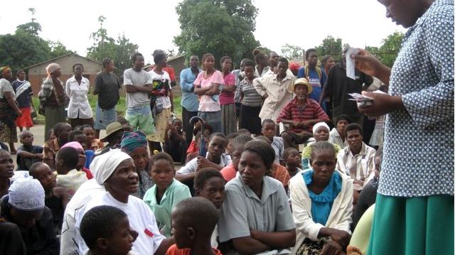 SOS-Barnbyar delar ut vattenreningstabletter i Zimbabwe