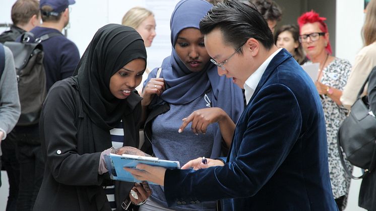 Fardowso Iid och Maida Ali Aweys, två av grundarna till företaget New Buddies UF, anmäler sig till tävlingen #pitchagbg hos Di Wang, projektmedarbetare i EU-projektet One Stop Future Shop. Foto: Alireza Badiee