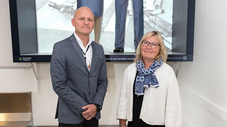 Peder Grunditz, flygplatsdirektör på Bromma Stockholm Airport och Marianne Larsson, intendent och forskare på Nordiska museet framför installationen på Bromma Stockholm Airport.