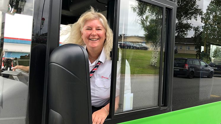 Carina Palm är busschaufför i Umeå sedan 31 år, och har nu fått bekanta sig med de nya elbussarna.
