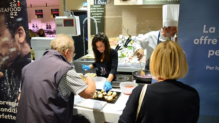 Italienere poppet fredag gledelig innom for en smaksprøve på Carrefour i Napoli, der tørrfisknæringen og Sjømatrådet har gående tørrfiskkampanje.