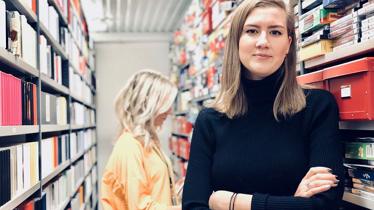 Daria Gerke, handläggare för KB:s spelsamlingar, i det underjordiska magasinet. Foto: KB/Eric Eskilsson