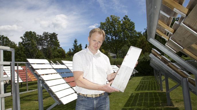 Morten Eliassen, chef för Jotuns testavdelning, ute på ett Jotuns testfält.