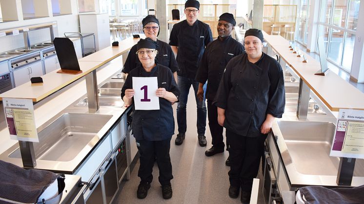 Glada och stolta medarbetare på Nyvångsskolans kök i Dalby, som under 2020 hade högst andel svenskproducerade ekologiska livsmedel i Lunds kommun.