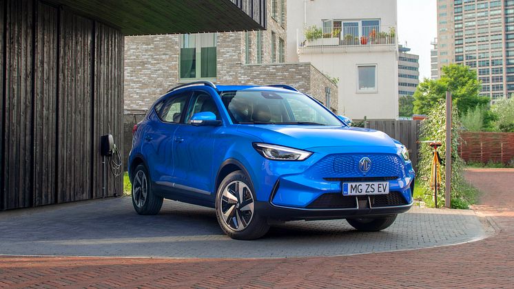 MG ZS EV - parked side shot_presskit