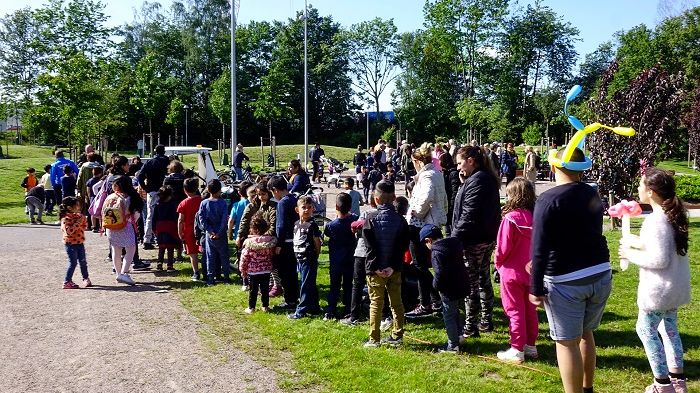 Alla vill ha spunnet socker! Kön ringlar lång i solskenet när Bopriset på Drottninghög firas.