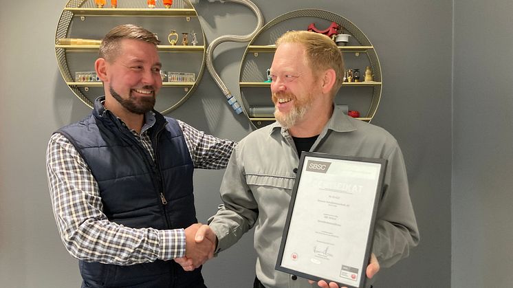  Tobias Fröling, vd, och Marcus Lindell, uppdragsledare på Structor Installationsteknik är stolta mottagare av certifieringsbeviset.