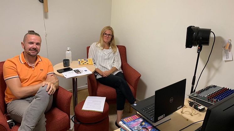 Danjin och Lotta i livesamtal med årskurs +