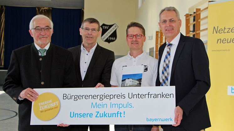 Auftakt für den Bürgerenergiepreis Unterfranken mit Regierungspräsident Dr. Paul Beinhofer, Landrat Thomas Schiebel, TSV-Vorsitzenden Norbert Durchholz und Christoph Henzel, Mitglied der Bayernwerk-Geschäftsleitung (v.l.), am Donnerstag, 22. Februar.