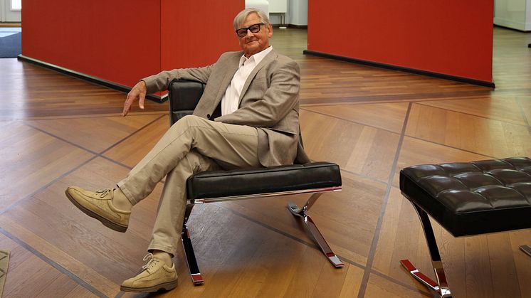 Designer Rudolf Horn in seinem neuaufgelegten Clubsessel - Foto: Isabell Gradinger