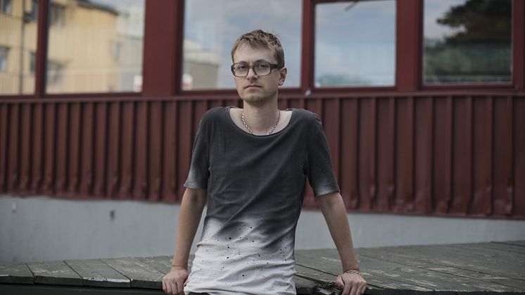 Malte Persson blir årets brunnslockspoet och får skapa en dikt med regnet som inspiration. Fotograf Sofia Runarsdotter, källa Bonniers förlag