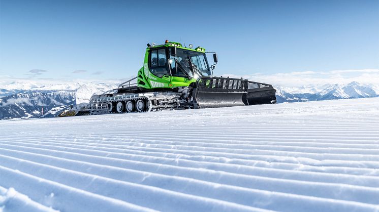 E-Pistenbully auf der Piste in Laax, Graubünden