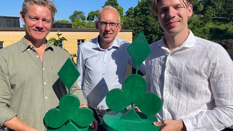 Direkt från prisutdelningen. Från vänster: Hasse Lord Skarplöth (vd), Tobias Melin (Chief Analytics Office), Rasmus Sjövill (Market Intelligence Specialist)