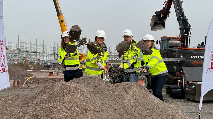 Spaden i marken! Fr v Sara Stridh, säljare, Karin Dimander Lannergård, sälj- och marknadsansvarig, Stefan Fontaeus, projektledare och Anna-Karin Zarins, marknadsområdeschef. Samtliga från Riksbyggen.