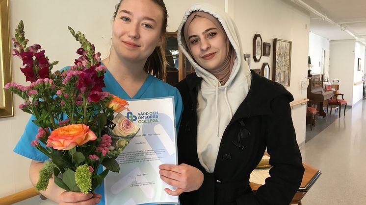 Olivia Eklund är utsedd till årets handledare, här tillsammans med eleven Rawen Khaled som nominerat henne. Foto: Ewa Karlsson-Sjölander