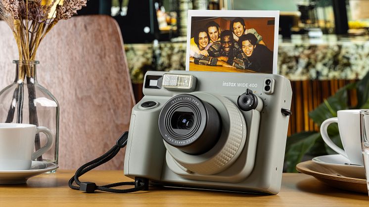 Gör plats för mer. Ta perfekta gruppbilder med NYA instax WIDE 400™.