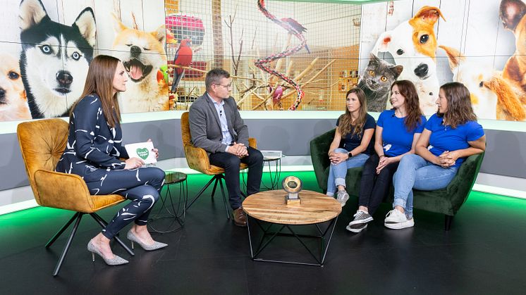Tiroler Tierschutz-Engagement des Jahres: (v.l.n.r.) Maggie Entenfellner, Journalistin und Tierschützerin, Hermann Aigner, Geschäftsführer Fressnapf Österreich, Christina Skupien, Magdalena Schwaiger und Neda Adzic vom Tierschutzverein für Tirol. 