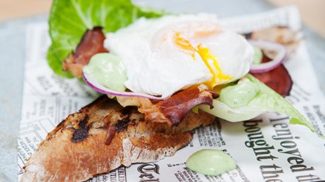 Pocherat ägg på surdegsbaguette samt persiljemajonnäs