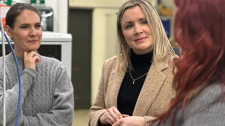 byråd for utdanning Julie Remen Midtgarden, samferdselsbyråd Marit Vea (V) og Sporveiens lærling Solveig Hansen.