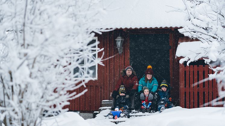 Kristopher och Ellen Vanes och deras tre söner. Foto: Jonas Westling.